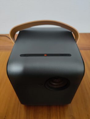 Eine LED ist auf der Oberseite vorhanden.