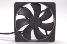 Fronansicht Noctua NF-A14 industrialPPC-3000 PWM mit Noctua NA-IS1-14