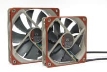 Zwei Noctua redux Lüfter mit Dichtungsringen von hinten