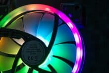 bunt leuchtende Inter-Tech Argus RS-14 von hinten