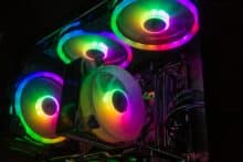 Bunt leuchtende Lüfter im Gehäuse