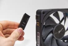 magnetisches Kabel wird neben Lüfter gehalten