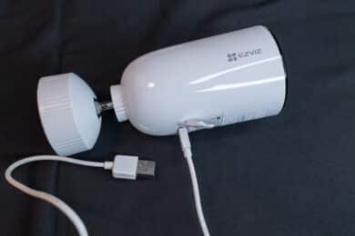 CB3 USB-Ladekabel verbunden