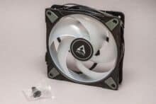 Arctic P12 PWM PST A-RGB mit einem Päkchcen Lüfterschrauben