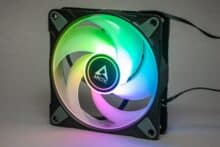 Frontansicht Arctic P12 PWM PST A-RGB leuchten