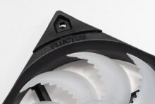 Schwarzer Rahmen mit milchweißen Lüfterblättern