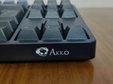 Das Akko-Logo auf der rechten Vorderseite