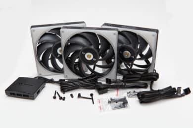 Drei Thermaltake TOUGHFAN 14 RGB mit Zubehör