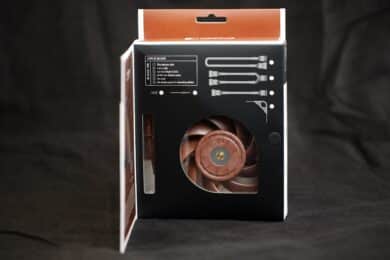 Geöffnet Abdeckung der Verpackung mit Blick auf den Lüfter