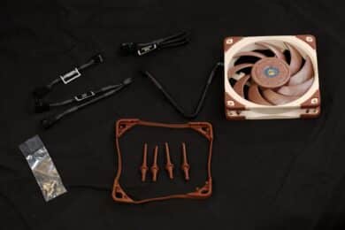 Noctua NF-A12x25 mit Kabeln und Montagehilfen