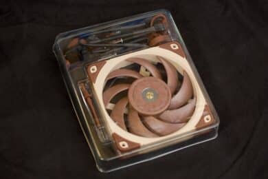 Plastik Einschub mit Blick auf Lüfter und Zubehör