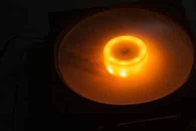 Orange leuchtender Lüfter