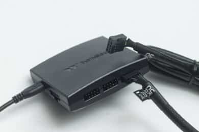 Kabel wird an den Controller angeschlossen