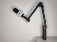 Der Mikrofonarm vertikal geneigt