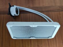 Die NZXT KRAKEN RGB seitlich aufgestellt