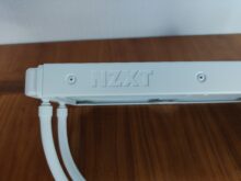 Der NZXT-Schriftzug ist auf der Seite lesbar