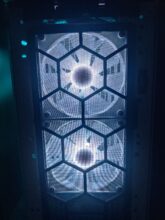 Die 280mm-Lüfter hinter dem Staubschutz