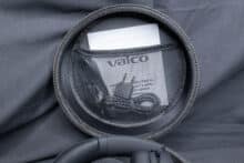 Die Innenseite der Aufbewahrungstasche enthält das Zubehör