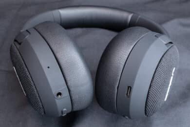 Die Kunstleder-Bezüge der Hörmuscheln