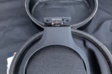 Die Scharniere zwischen Bügel und Hörmuschel