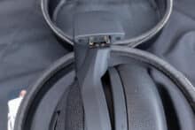 Die Scharniere zwischen Bügel und Hörmuschel