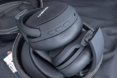 Die drei Bedientasten und 3,5mm Klinkenbuchse an der rechten Hörmuschel