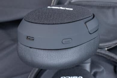 USB-Buchse und ANC-Taste an der linken Hörmuschel