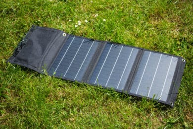 Technaxx 21W Solar Ladetasche TX-207 liegt im Gras