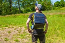 Mann mit Kappe und Solar Rucksack
