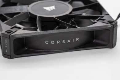Schwarzer Corsair Lüfter von der Seite