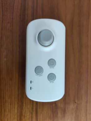 Die Fernbedienung zur Steuerung des Roboters