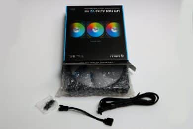 Offene Schachtel mit Kabeln und verpacktem Lüfter