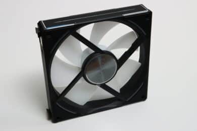 Lian Li Uni Fan AL140 V2 von hinten