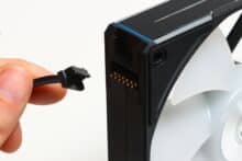 Kabel wird an Lüfter angeschlossen