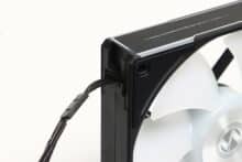 Das Kabel ist mit dem Lüfter verbunden.