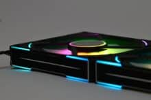 Beleuchtete Lüfter von schräg hinten mit vielen RGB Akzenten