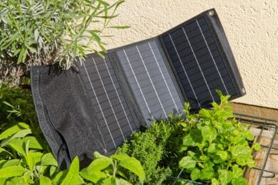 Technaxx 21W Solar Ladetasche TX-207 zwischen Blumen