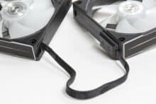 Zwei mit einem Daisy Chain Kabel verbundene Lian Li Uni Fan AL120 V2 Lüfter