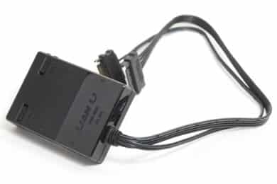 Schwarzer Lüftercontroller mit zwei SATA-Stromanschlüssen