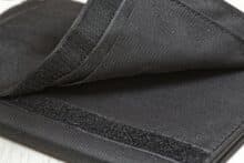 Klettverschluss auf schwarzem Stoff