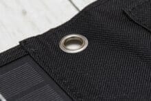 Befestigungsring auf schwarzem Stoff