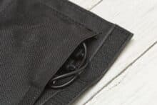 Schwarze Tasche mit angeschlossenen USB-Kabeln