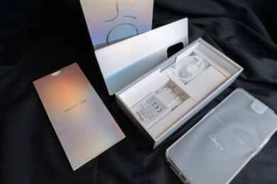 Der geöffnete Produktkarton des Unihertz Luna.