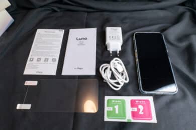 Der gesamte Lieferumfang des Unihertz Luna.