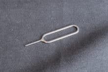 Das Werkzeug zum öffnen des SIM-Schachts besteht aus Metall.