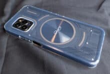 Die transparente Rückseite des Unihertz Luna mit LEDs.