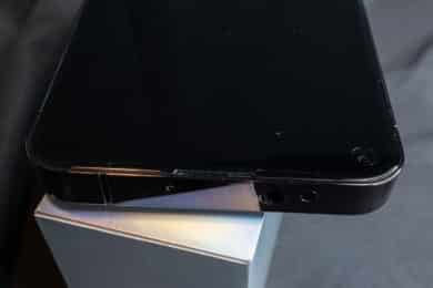 Klinkenanschluss und Infrarotsender auf der Oberseite des Unihertz Luna.