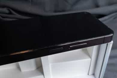 Ein-/Ausschalter mit Fingerabdruck-Sensor und Lautstärkeregelung auf der rechten Seite des Unihertz Luna.