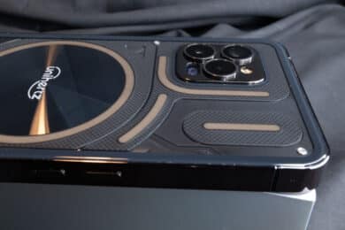 Glänzend dunkles Metall rahmt das ganze Gehäuse und die drei rückwärtigen Kameras ein.