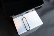 Den SIM-Schacht des Unihertz Luna mit dem beiliegenden Werkzeug öffnen.